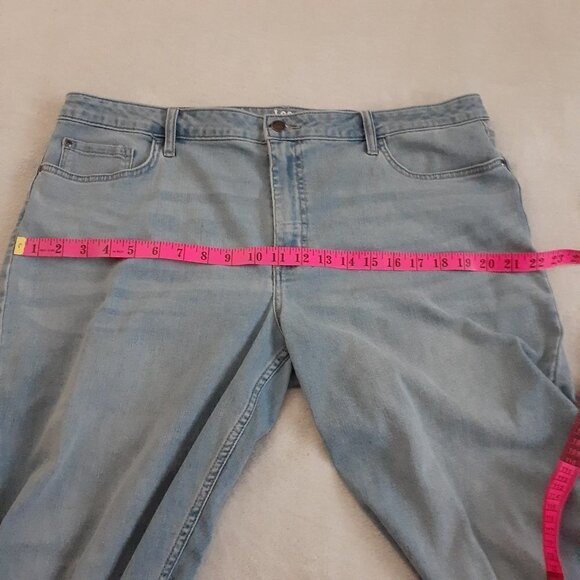 Lee Riders Women's Size 20M Light Wash Mid Rise Capri Denim Jeans - Picture 9 of 12